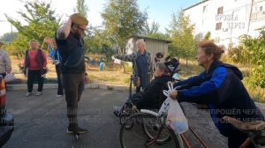 ВОЛНОВАХА , РАЗДАЧА ПРОДУКТОВ И ЛЕКАРСТВ НА РАЗБИТЫХ УЛИЦАХ ГОРОДА.