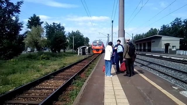 ЭД9М-0199 сообщением Красноярск-Камарчага останавливается и садит меня на платформе Студенческая. смотреть онлайн
