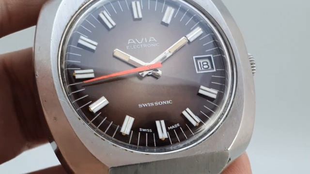 c1972 Avia Swissonic Electonic men's vintage watch with brown fume dial. смотреть онлайн