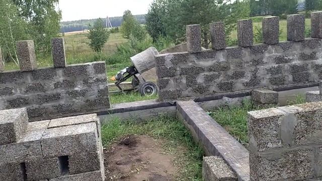 Фундамент для бани готов. Стройка дома продолжается. смотреть онлайн