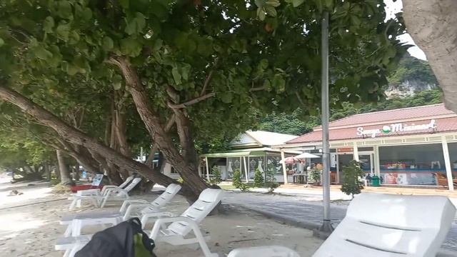 Relaxing at Ton Sai Beach, Phi Phi Island, Thailand смотреть онлайн