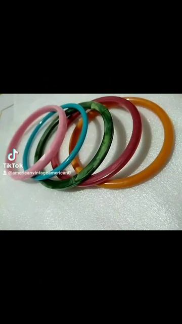 белые и цветные пластиковые браслеты#браслет #лето #отпуск #море white and colored plastic bracelet смотреть онлайн