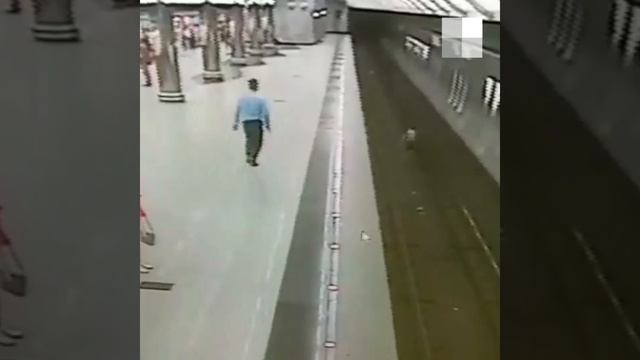 Мальчик упал с платформы в Екатеринбурге на станции метро Чкаловская смотреть онлайн