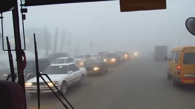 Сахалин (4). Южно-Сахалинск: пробка в зимнем тумане смотреть онлайн