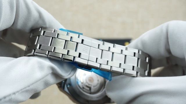 MAURICE LACROIX AIKON 42MM AI6008-SS00F-330-A смотреть онлайн