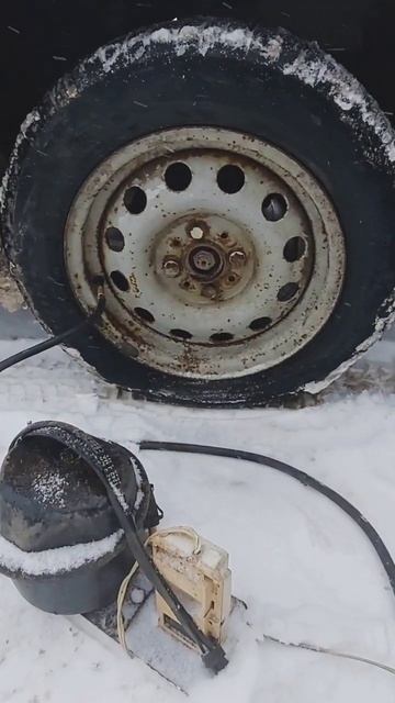 Взял компрессор от холодильника и накачал своими руками колесо от автомобиля смотреть онлайн