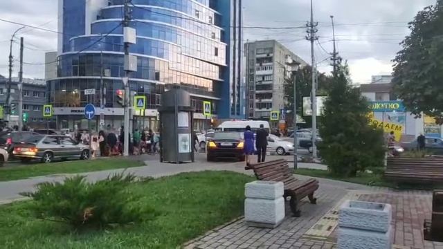 Так в Саратове передвигается Игорь Николаев. По тратуару, даже губернатор себе такого не позволяет! смотреть онлайн