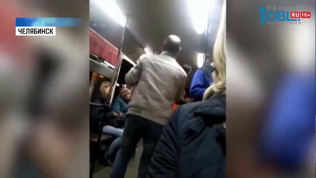 Мужчина почти час танцевал в трамвае смотреть онлайн