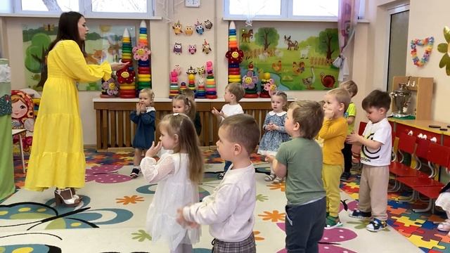 Песенка с движениями "Я пеку, пеку, пеку!" Группа №2 "Птенчики" смотреть онлайн