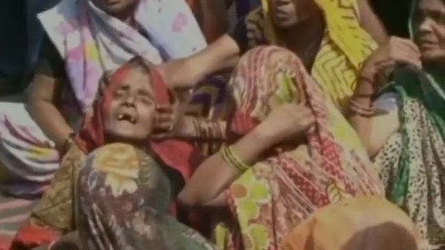 Agra man lynched to death allegedly by mob for 'misbehaving' with girls смотреть онлайн