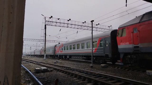 Проезд ТЭП70-0246 с поездом Калининград - Санкт-Петербург рядом со станцией Новгород-Лужский. смотреть онлайн
