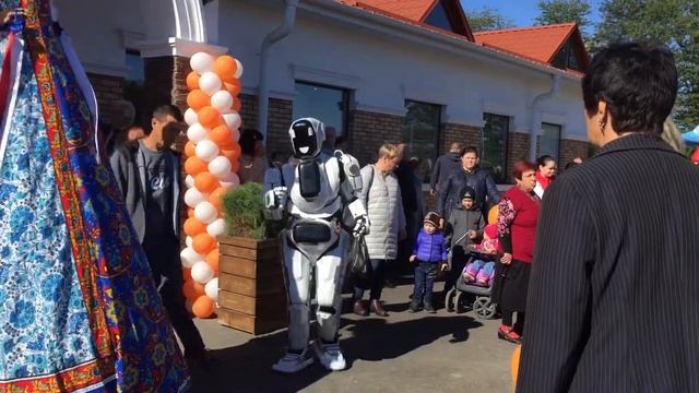Танцующий робот на открытии рынка смотреть онлайн