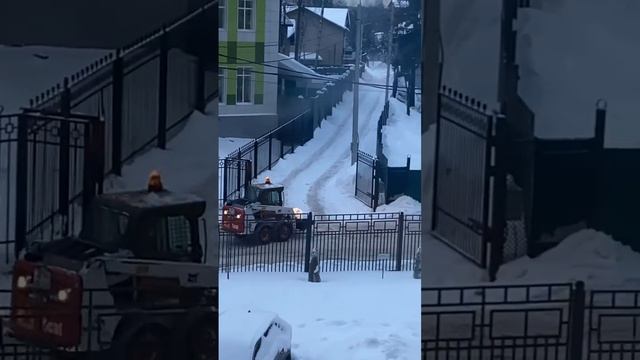 Коммунальщики Красногорска выкидывают снег за забор. смотреть онлайн