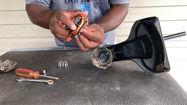 HOW TO REMOVE THE entire CUTTING HEAD FROM a 25cc Craftsman Trimmer. смотреть онлайн