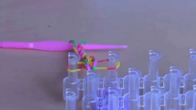 Браслет из резинок плетем на станке смотреть онлайн