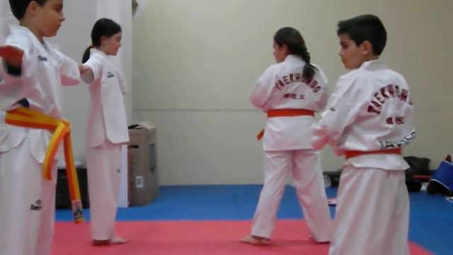 Movimientos: Bandal chagi (pequeños) смотреть онлайн