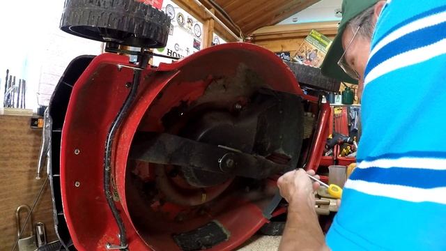 McCULLOCH MT 320 CARB CHANGE. смотреть онлайн