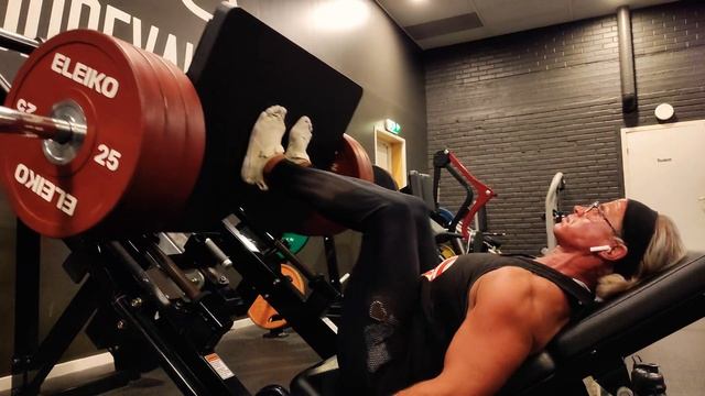 22/11/16 kl 04:30 Legpress warmup 203 kg ( maschine weight is 53 kg) смотреть онлайн