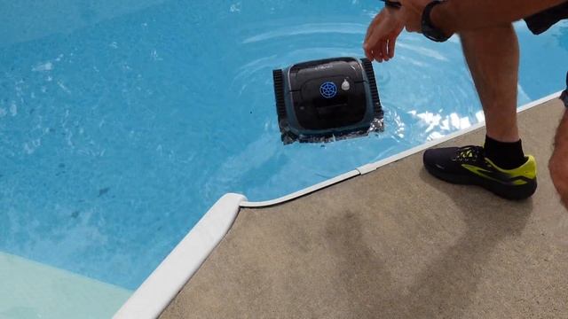 WYBOT C1 robot pool Vac cleaning an in-ground pool смотреть онлайн