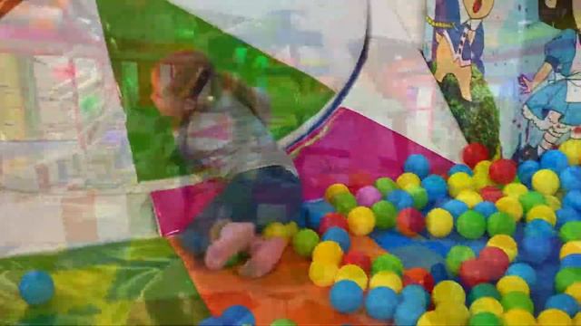 Новая игровая комната ! Мия тестирует все аттракционы и бизиборд! смотреть онлайн