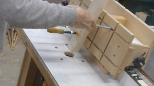 Настраиваемая каретка для запила шипов под разным углом на распиловочном станке