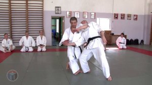 Бросок боковым входом в противника в айкидо от захвата за обе руки сзади. Базовая техника.