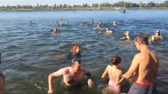 Раздеться и нырнуть - как корреспондент «Блокнот Волжский» в моржи посвящался смотреть онлайн