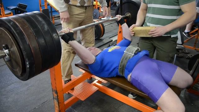 Eq. bench press 270 kg / 600 lbs x 1 rep on 7 cm board, BW 100 kg смотреть онлайн