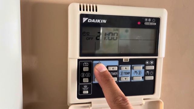 Configurar hora y programar encendido y apagado automático del panel Daikin ARC448A3 смотреть онлайн