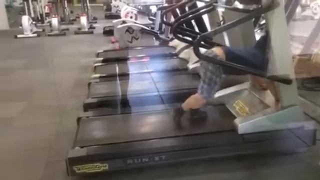 ребёнок в тренажёрном зале Бобруйск / Качалка смотреть онлайн