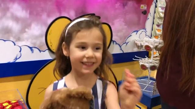 Vlogmas Day 15 - Birthday Tradtion Build A Bear Workshop - Shopping - Cupcakes - Pay Your Age - Fun смотреть онлайн