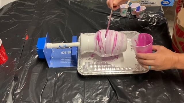 Acrylic Pouring on a Vase With a Cup Turner смотреть онлайн