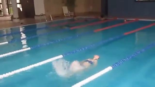 Юля в бассейне аквопарка Озёрный смотреть онлайн