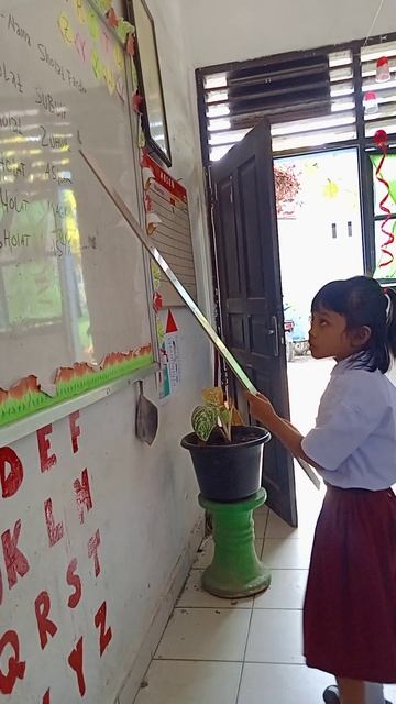 Mengenal dan membaca nama nama sholat lima waktu di papan tulis "kelas 1 SD" смотреть онлайн