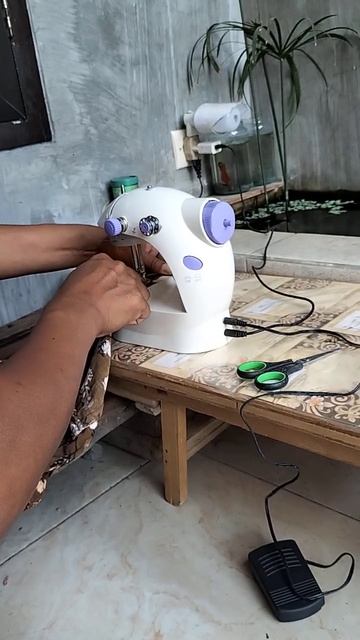 mesin jahit mini portabel (MINI SEWING MACHINE SM-202A) смотреть онлайн