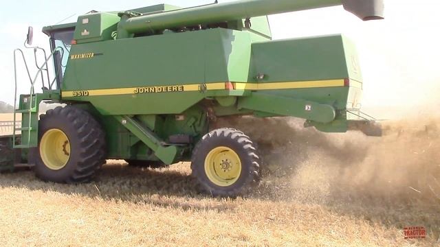 JOHN DEERE 9500 Combine Harvesting Wheat