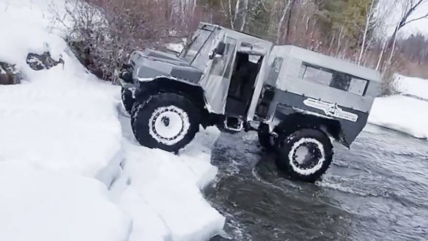 Едем на вездеходе по лесу в Тайге смотреть онлайн