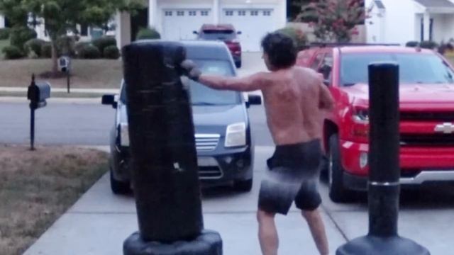 50 yr old on Heavy Bag.. 8 12 20 - 4 oz Gloves Last 3 minutes of 60 on the bag.. +3 mile run after смотреть онлайн