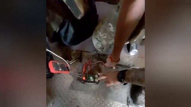 Конденсаторная подрывная машинка Арена 5, используется в боевых условиях. смотреть онлайн