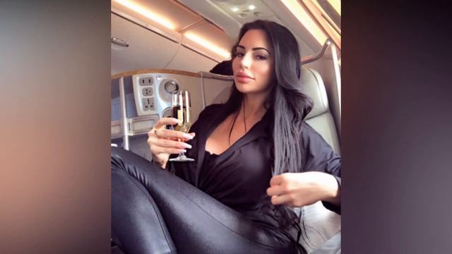 Plus Size Curvy Fashion Model Yvonne Bar Bio|Age|Wiki| Best Curvy Fashion Model Yvonne Bar Outfit |