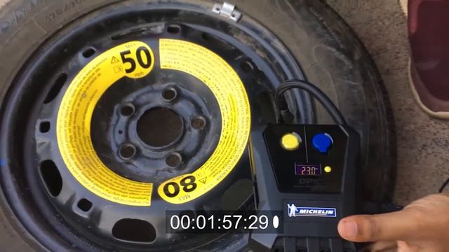 Michelin 12264 Compact 'Top Up' Digital Tyre Inflator Unboxing and Use смотреть онлайн