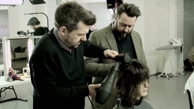 Create a Textured Beehive with Bed Head By TIGI | Supercuts UK смотреть онлайн