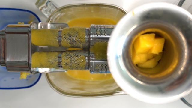 How to Make Mango Juice Using a Juicer (ASMR) смотреть онлайн