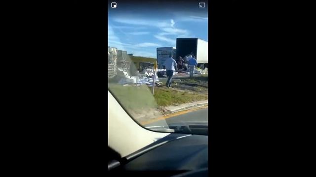 USPS mail goes flying on I-95 смотреть онлайн