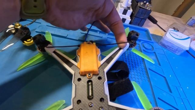 Тест корпуса для поискового радиомаяка TBeacon Onyx на дроне SpeedyBee Mario5