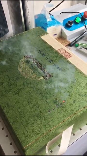 Marcado de cajas de embalaje de té con máquina de grabado láser CO2, marcado de cajas de madera смотреть онлайн