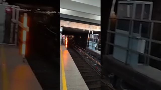 как поезд разворачивается на станции метро рыбацкое город СПб. смотреть онлайн