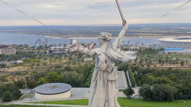 Volgograd, Russia. Evening view of the sculpture Motherland Calls! on the Mamaev Kurgan in Volgogra смотреть онлайн