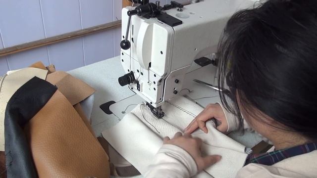204-370 Heavy duty upholstery sewing machine for topstitching leather sofas and furniture смотреть онлайн