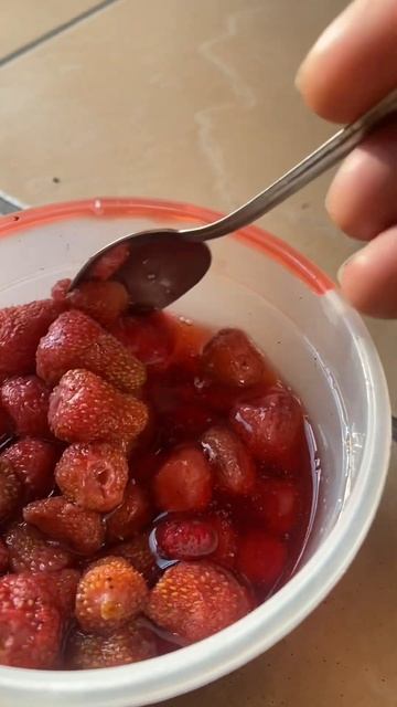 С добрым утром! Приглашаю отведать! Клубника. Шортс. смотреть онлайн